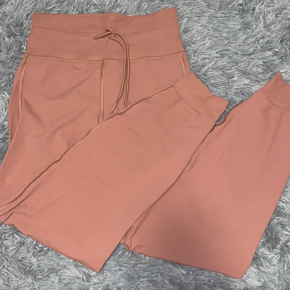 NEVER WORN VUORI JOGGER! SUPER PRETTY PINK BLUSH COLOR.